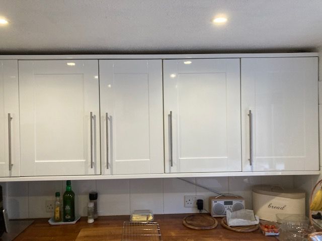 Real customer kitchen with high gloss white Wessex shaker kitchen doors in a classic framed design