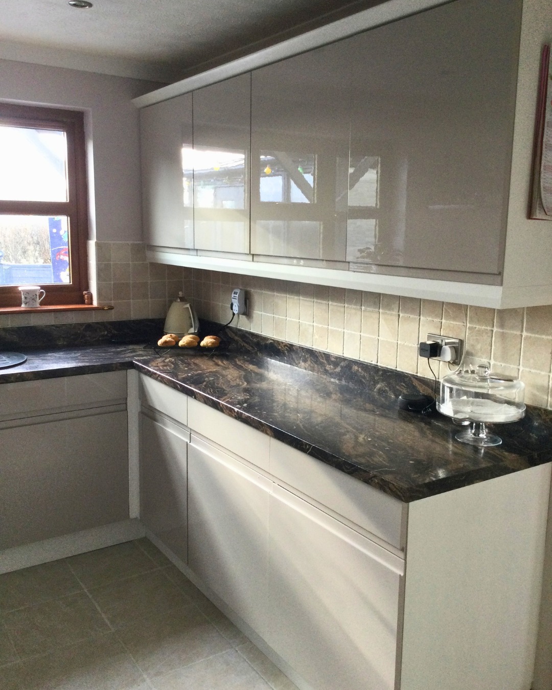 Supergloss White Jayline Handleless Doors in a Real Customer Kitchen