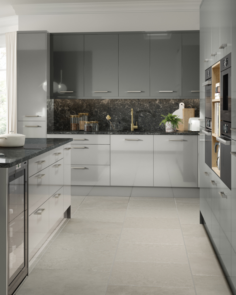 Plain door kitchen in  high gloss light grey.